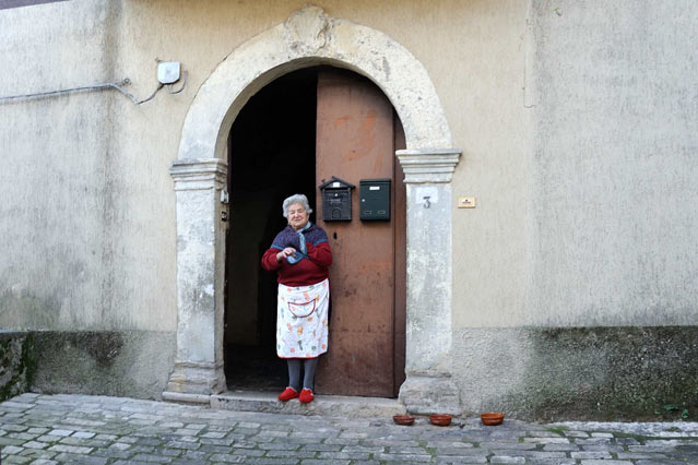 DIARIO MINIMO DALL’ITALIA INTERNA (3) – Un signore quasi centenario, la panetteria, l’olio campione d’Italia e un film sui “briganti”