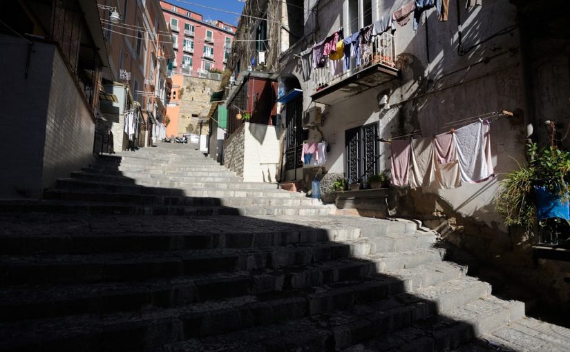 MAPPE – Rampe Montemiletto, da piazza Mazzini a piazza Montesanto in 10 minuti lungo una scalinata del ‘600